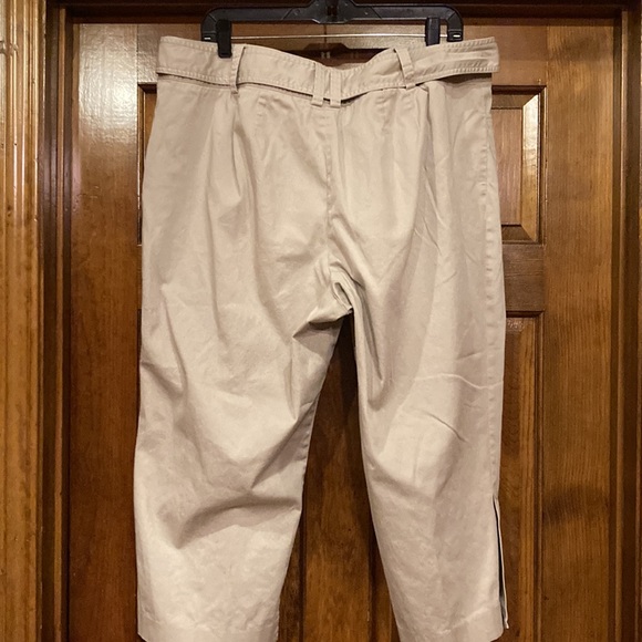 Size 18 Lane Bryant Light Khaki Capris / Clam Diggers - Picture 5 of 10